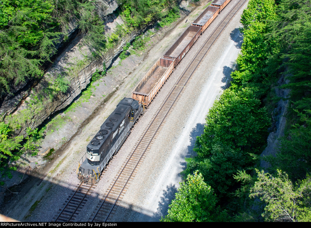 NS 1639 leads a work train south at Keno Road 